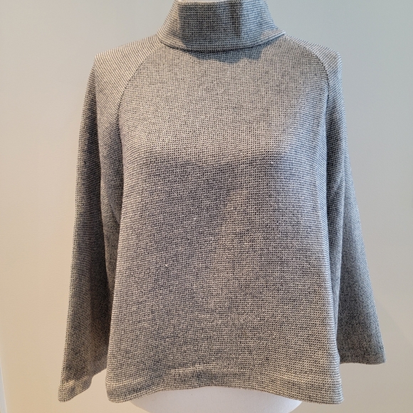 ❤️THEORY BLACK AND WHITE SWEATER - Picture 1 of 8